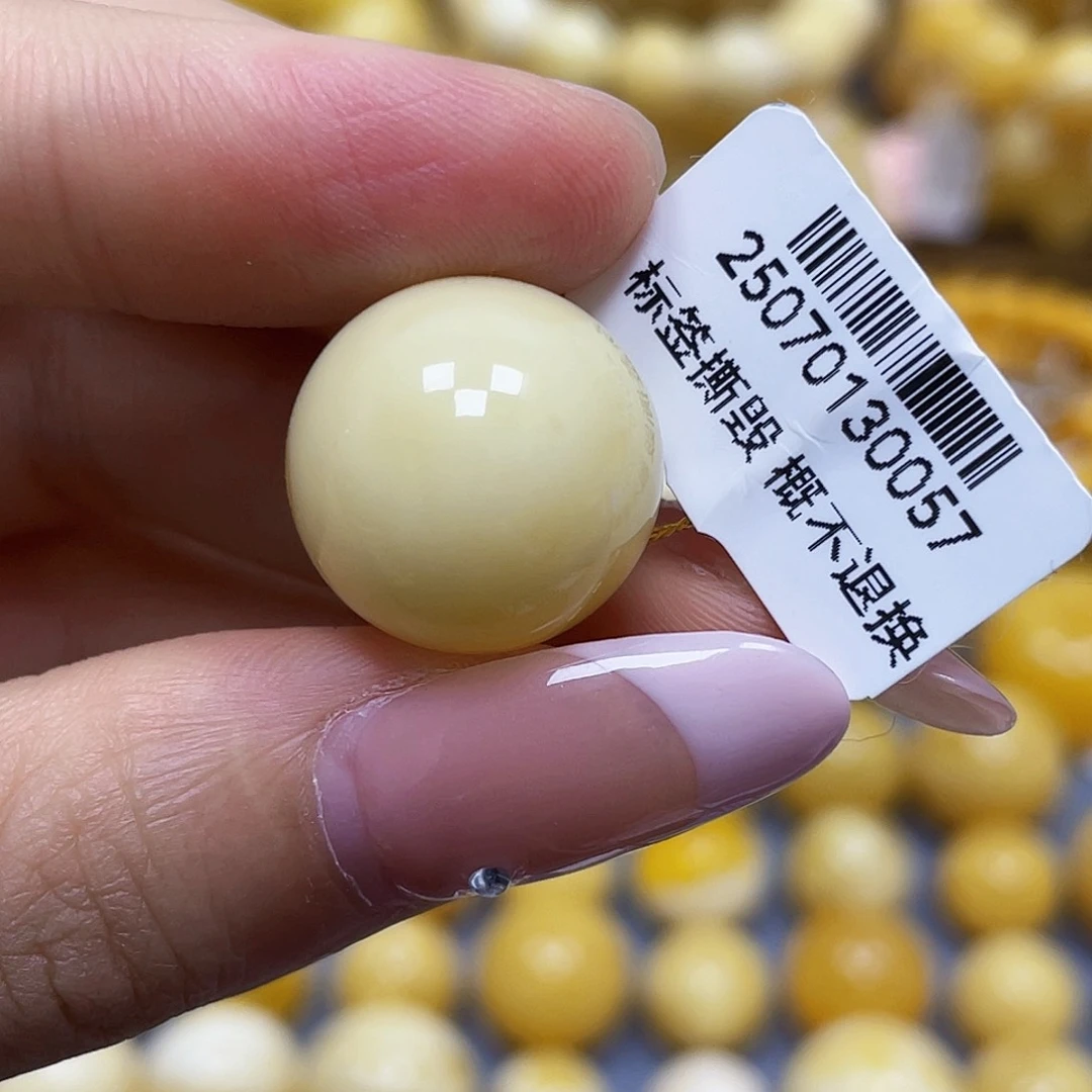 蜜蜡未镶嵌裸石17.4mm.瑕疵