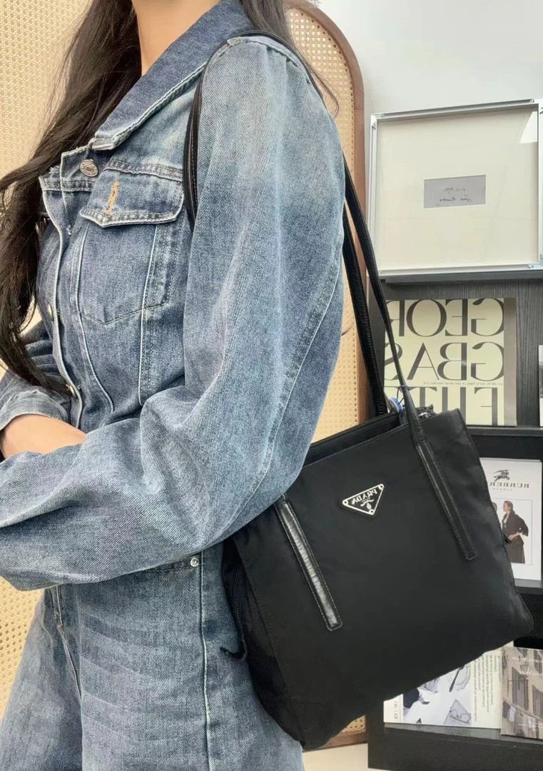 95新 Prada/普拉达 全原黑银降落伞单肩包/秋境 09573