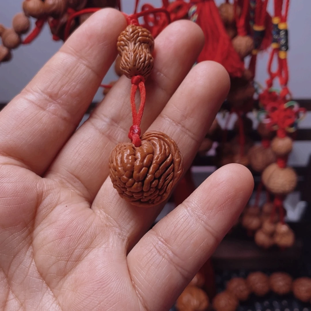 木质类龙纹桃枭挂件