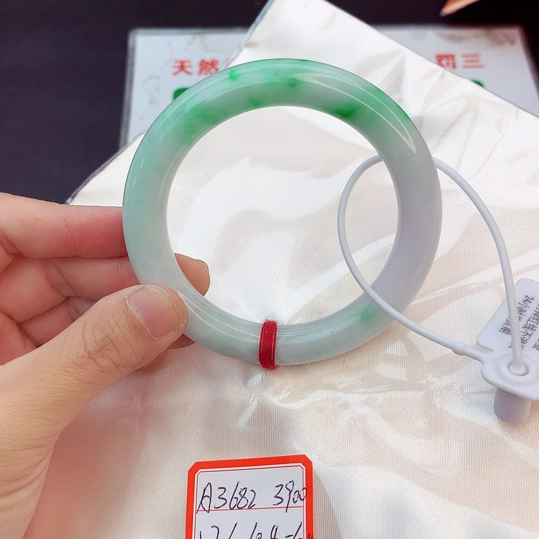 翡翠手镯未镶嵌翡翠