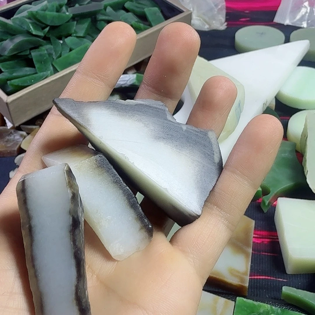 小***徐和田玉（糖玉）未镶嵌挂件