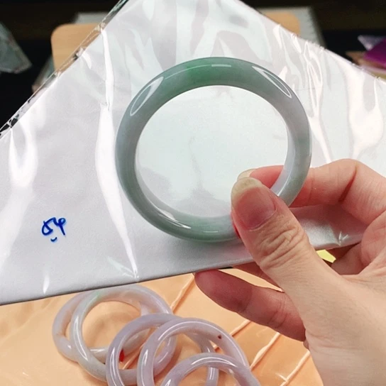 翡翠手镯未镶嵌54圈