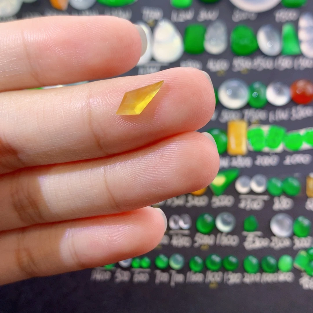 翡翠未镶嵌颈饰切割面