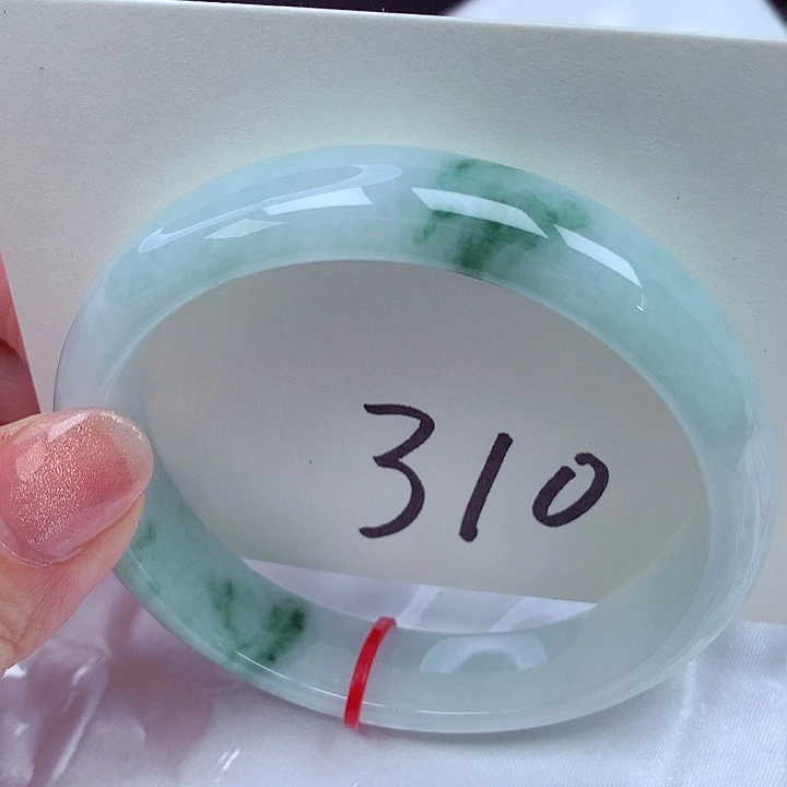 翡翠手镯未镶嵌翡翠