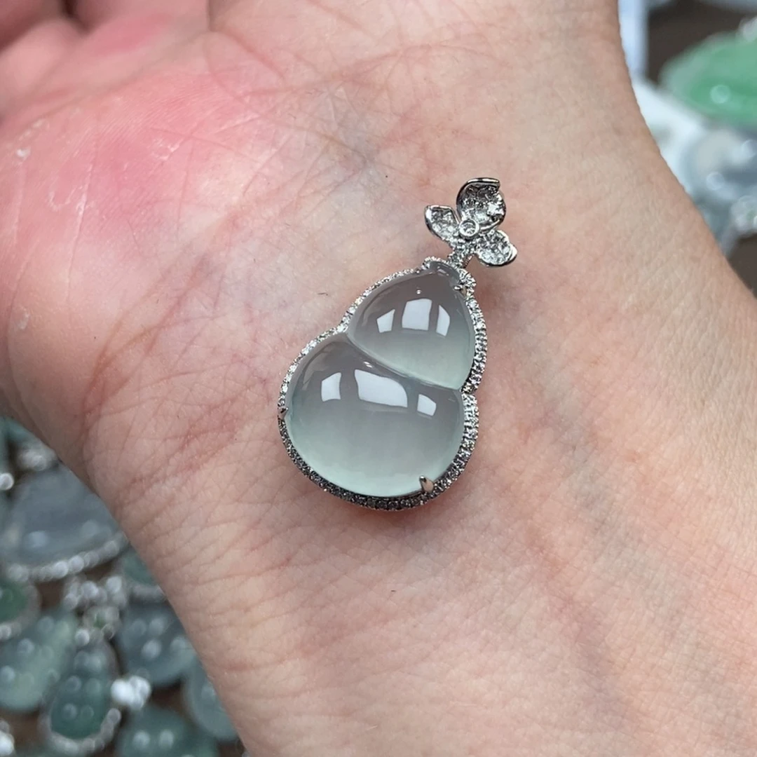 颈饰18K金镶嵌翡翠葫芦