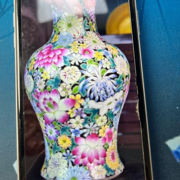 340 粉彩百花不落地赏瓶