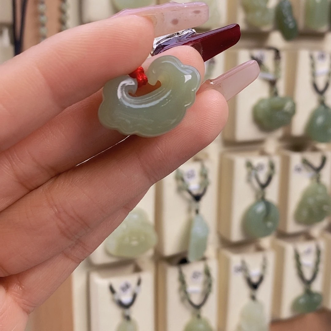 Н***和田玉未镶嵌颈饰