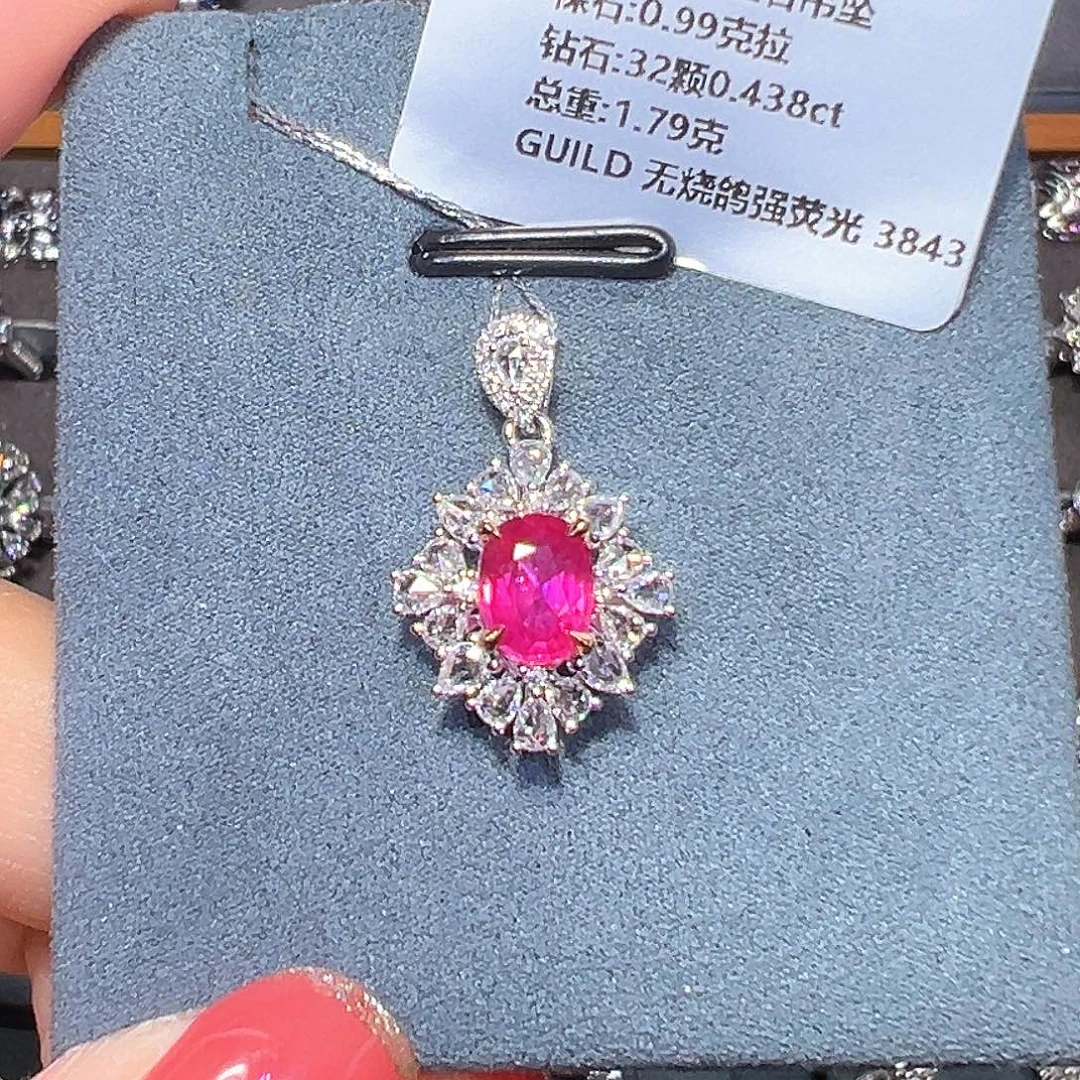 18K金镶嵌颈饰红宝石