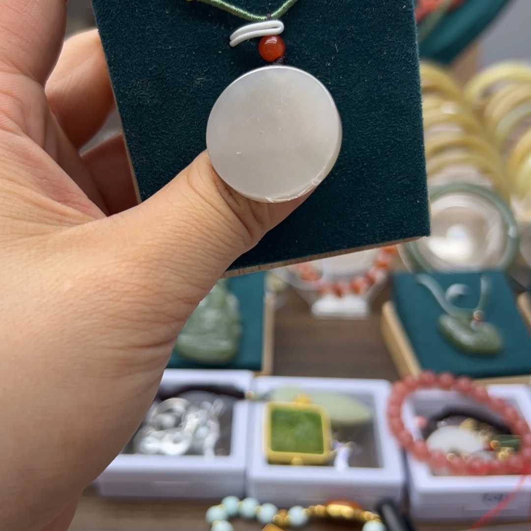 和田玉未镶嵌颈饰藕粉圆牌