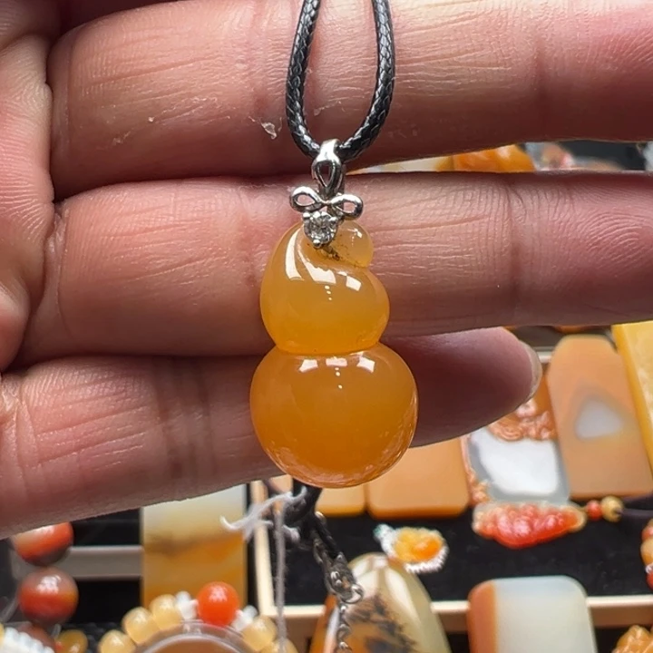 石英质玉（黄龙玉）未镶嵌颈饰