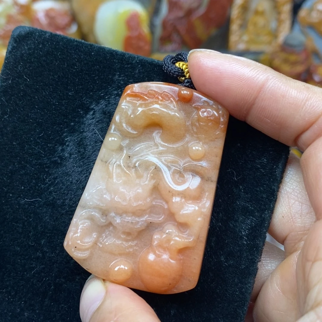 未镶嵌石英质玉（黄龙玉）颈饰