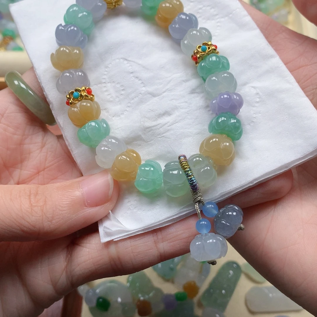 翡翠未镶嵌颈饰是