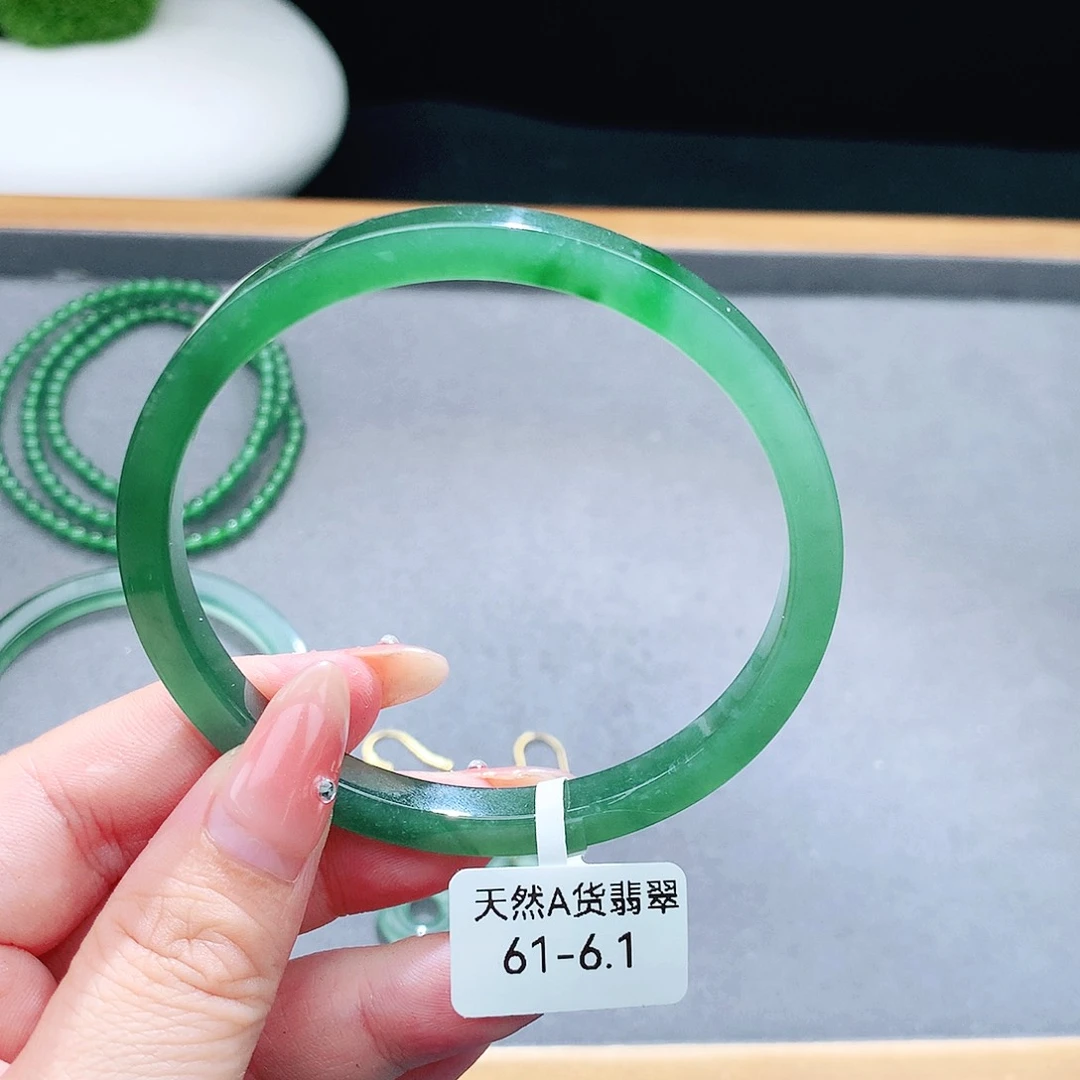 未镶嵌手镯（圆镯）翡翠