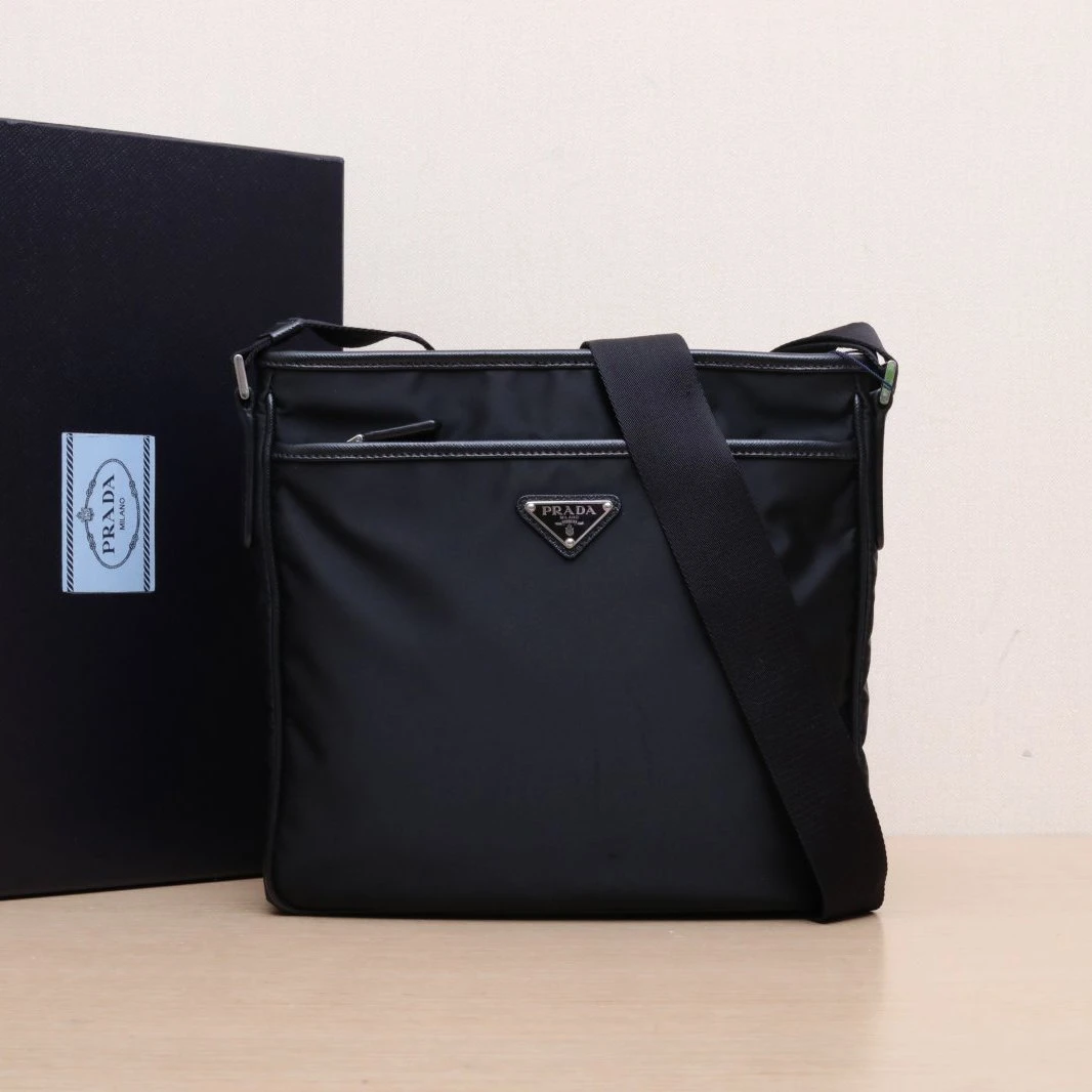 95新 Prada/普拉达 小花攀攀Re-Nylon 单肩 邮差包 公文包 黑色