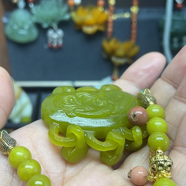 未镶嵌蛇纹石玉颈饰朝**拾
