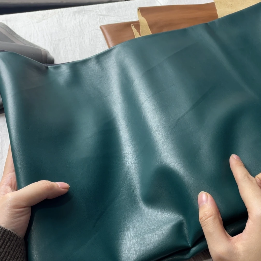 混纺墨绿色棉底皮1米。