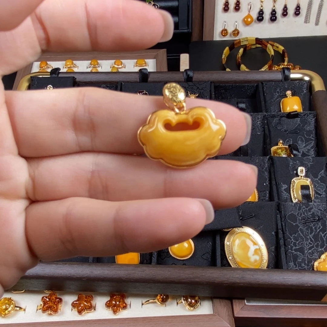 裸石琥珀未镶嵌成品
