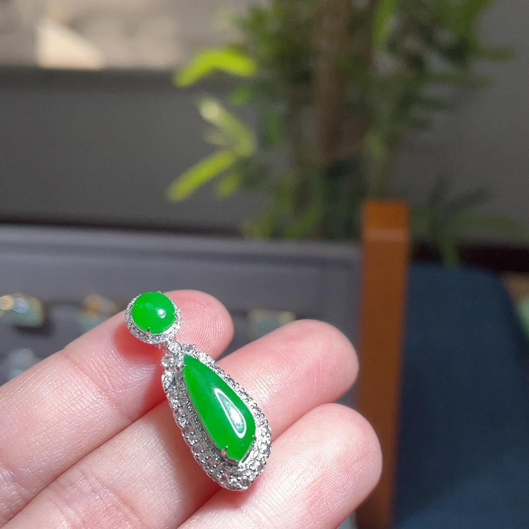 翡翠18K金镶嵌颈饰绿随形