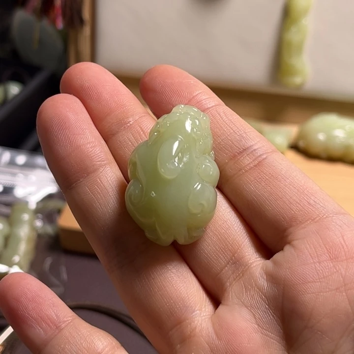 十***子和田玉未镶嵌颈饰