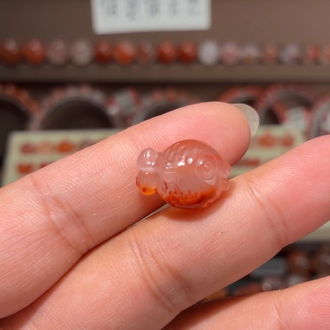 南红玛瑙未镶嵌川料通孔嘟嘟鱼