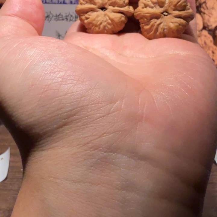 我***了吊坠文玩核桃蛤蟆的眼睛是真的好看啊