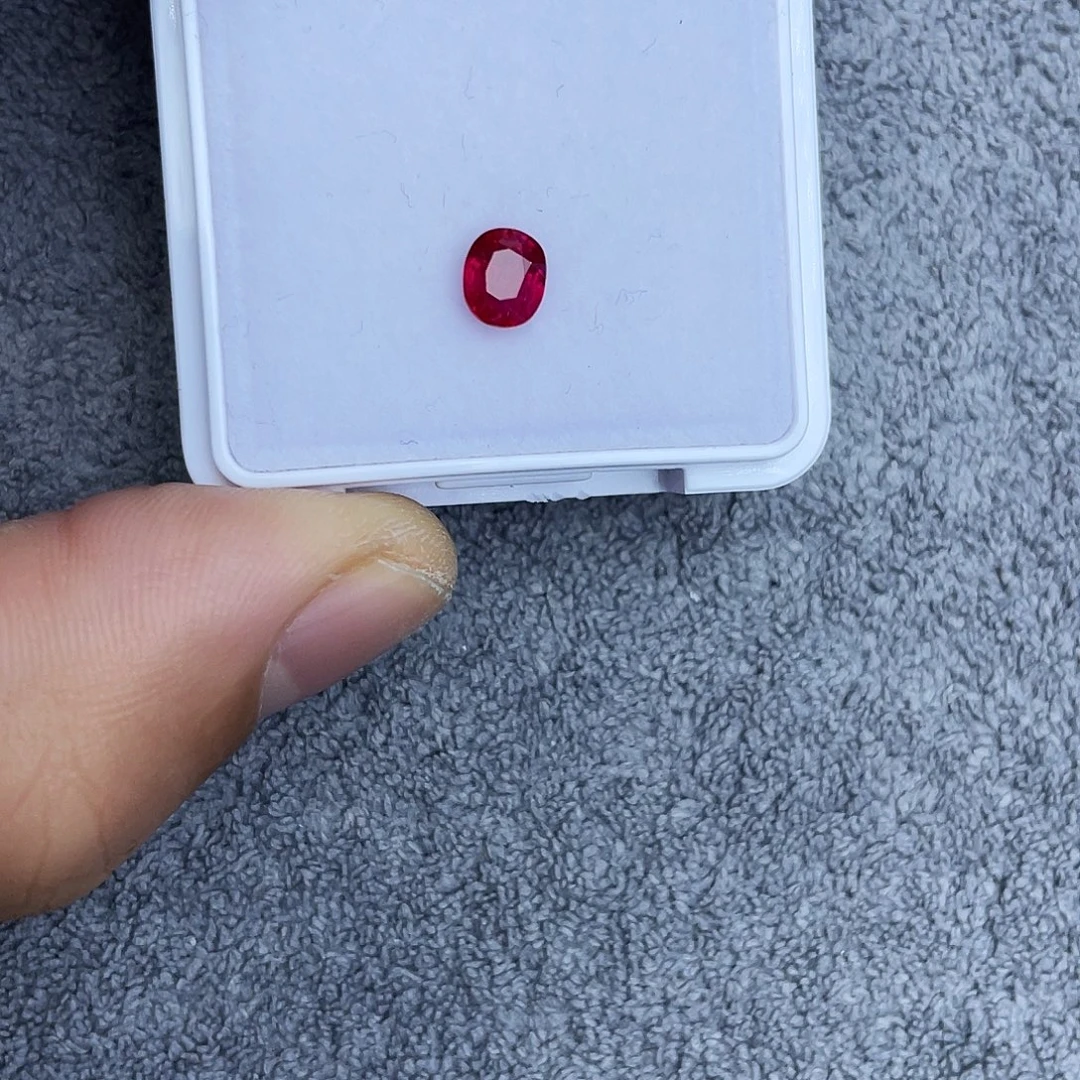 红宝石裸石1Ct。