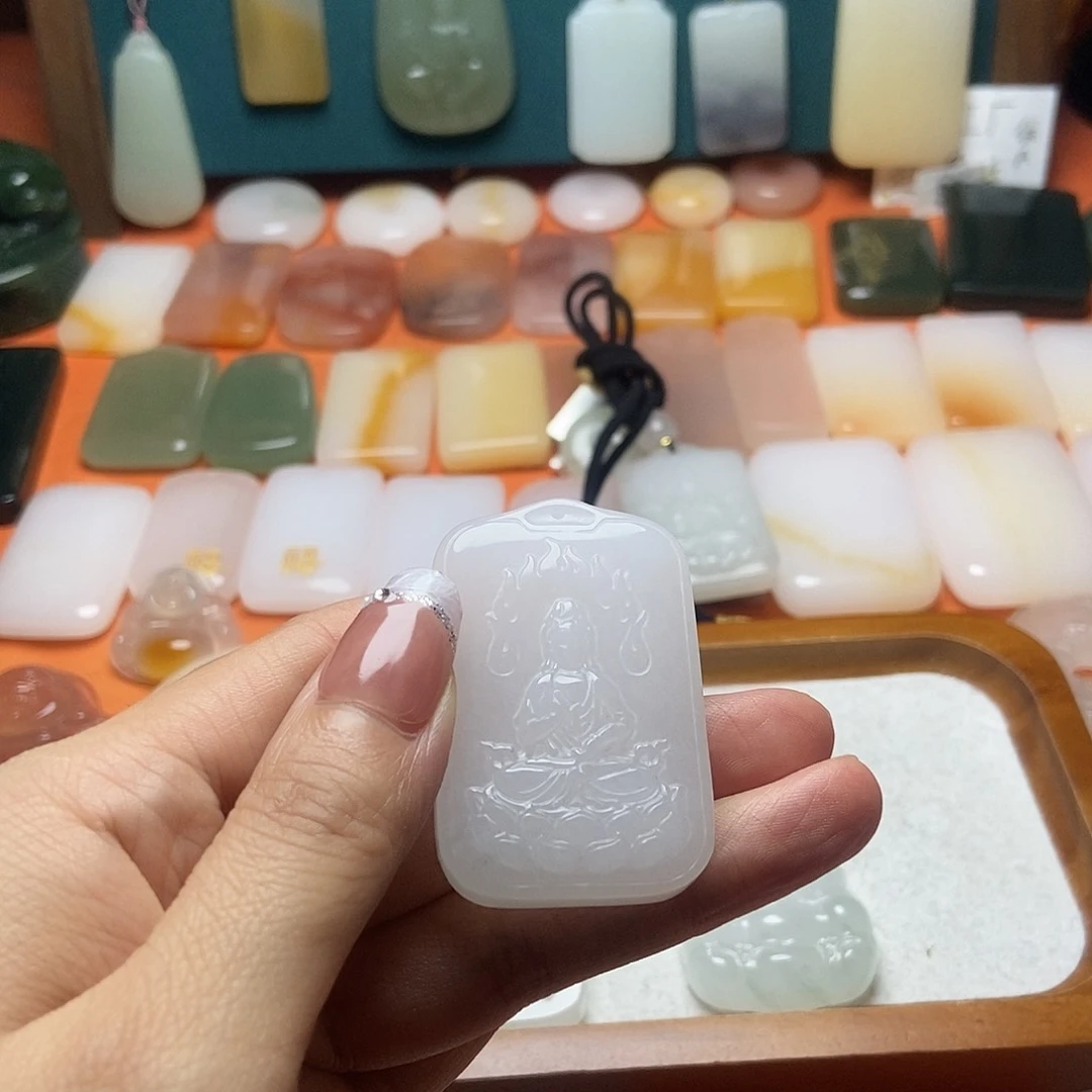 颈饰未镶嵌石英质玉人**生