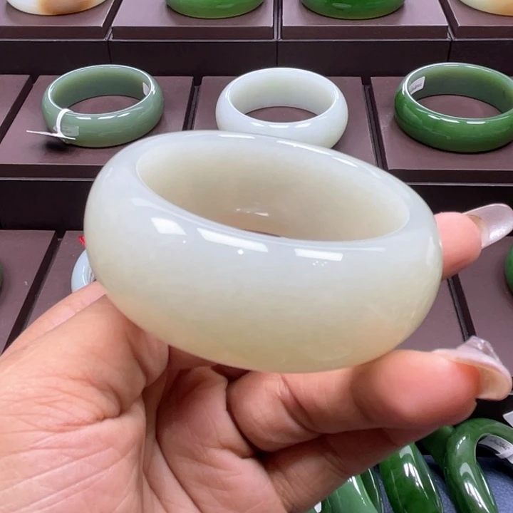 和田玉未镶嵌手镯