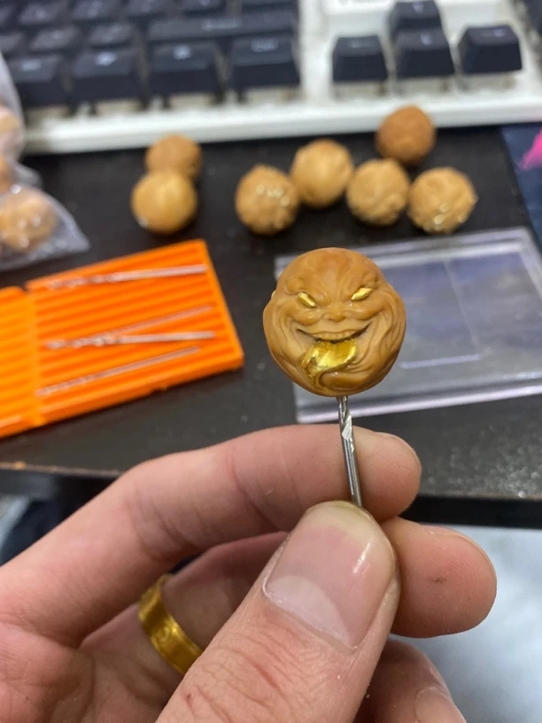 猴头手串单颗雕刻镶嵌舔僧金