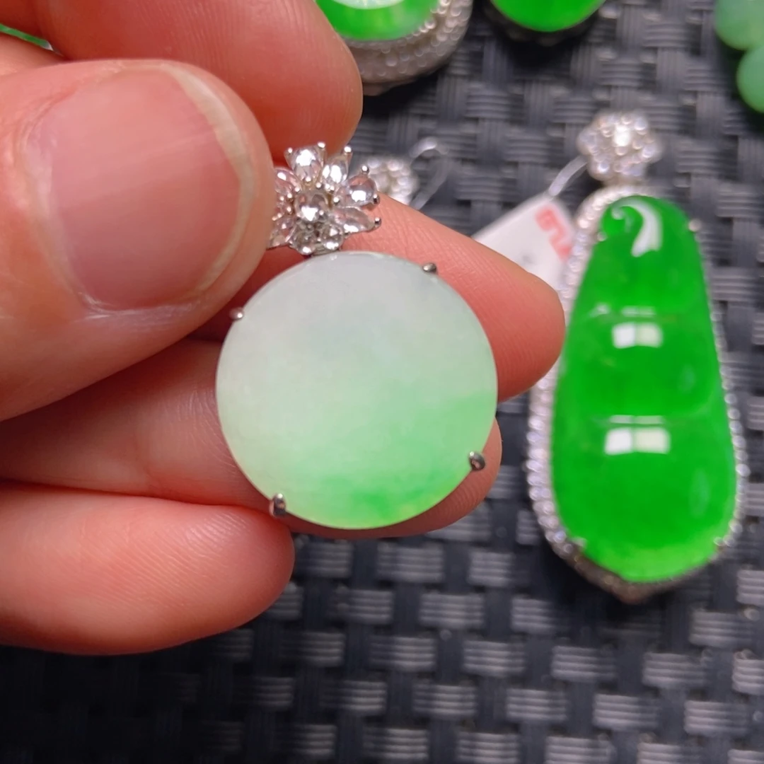 翡翠银S925镶嵌颈饰圆牌吊坠