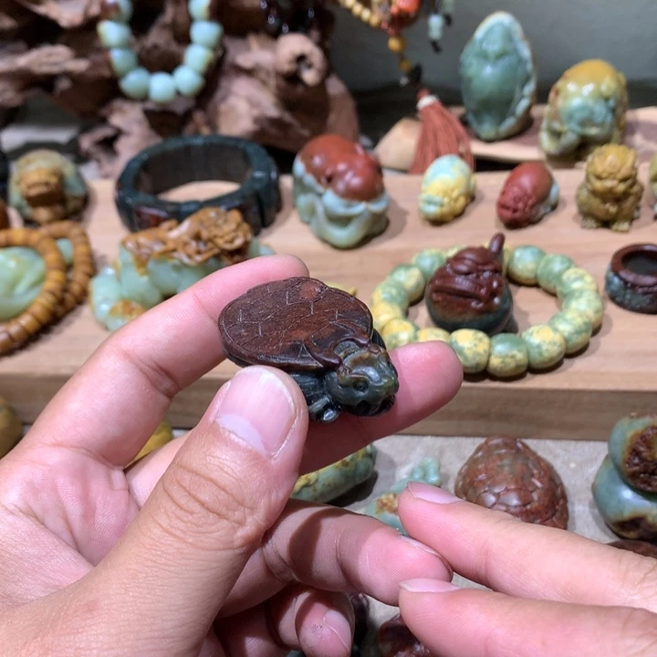 未镶嵌岫岩河磨玉（透闪石质玉）挂件