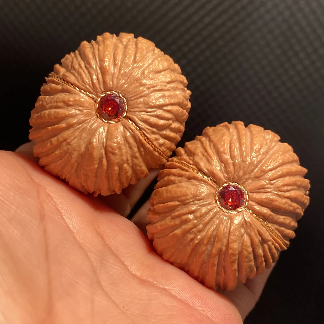 镶嵌银线金线红钻元宝猴头文玩核桃精品