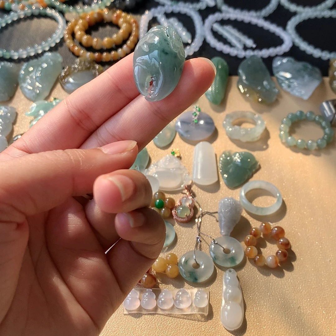 翡翠未镶嵌颈饰蟹钳