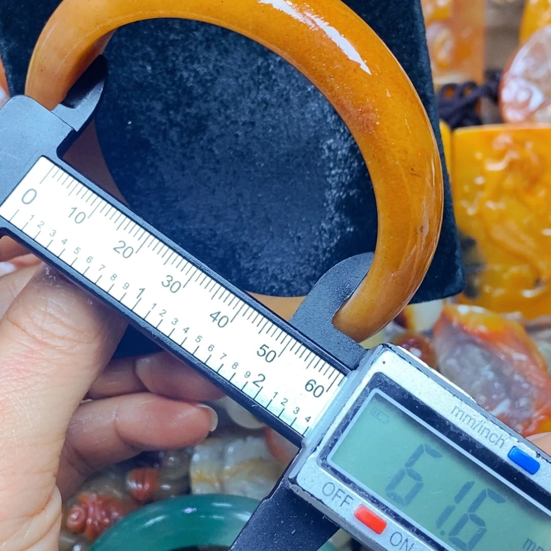未镶嵌石英质玉（黄龙玉）颈饰