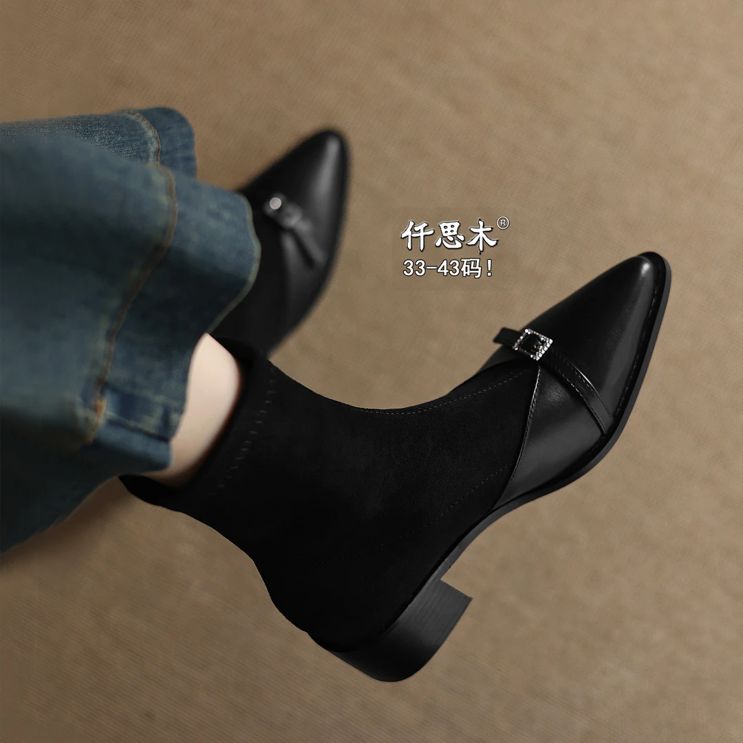 巨好看靴子2025新款大码女鞋41到43胖脚宽40粗跟短靴女中跟尖头42