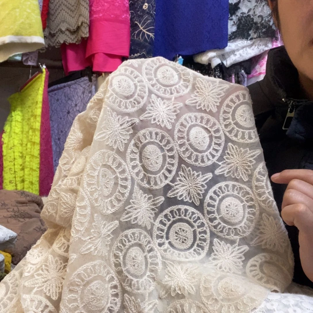 米色绣花2米一份的