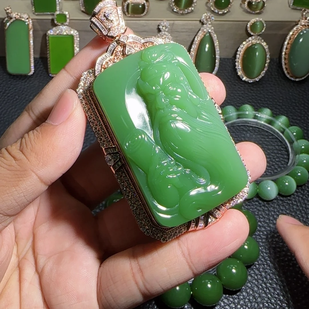 18K金镶嵌和田玉挂件日**山