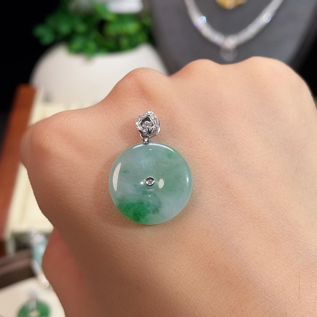 颈饰18K金镶嵌翡翠平安扣