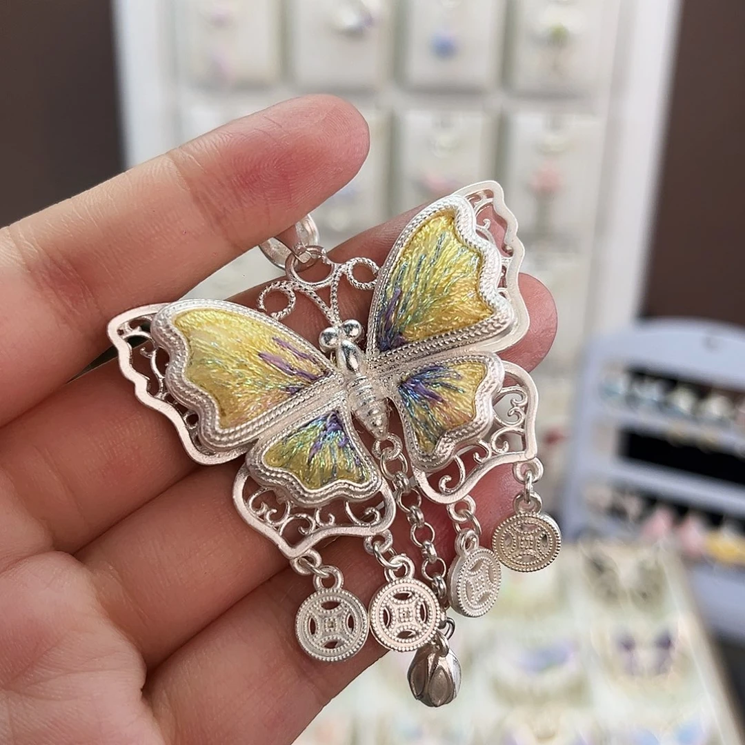 布艺合金蝴蝶吊坠