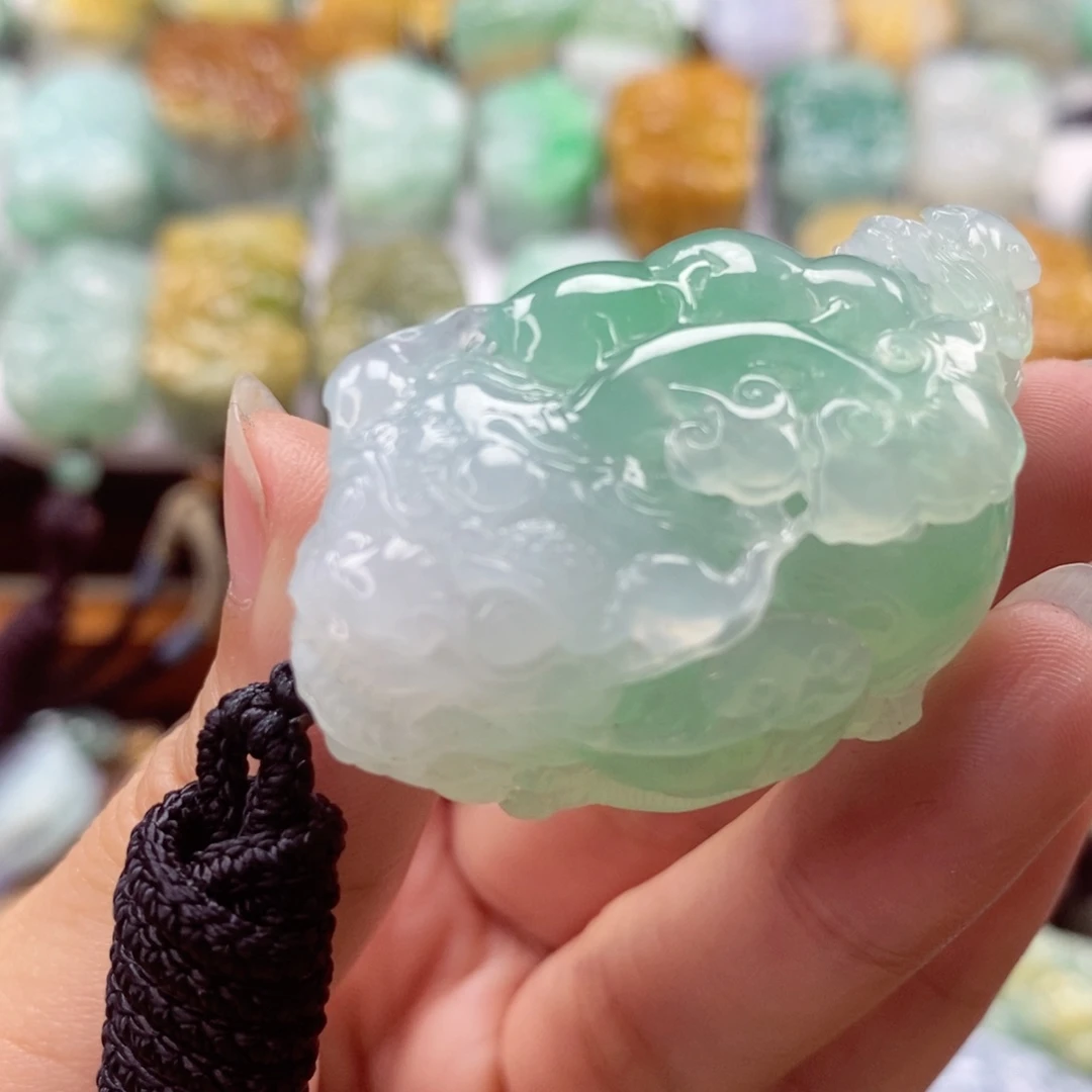 翡翠未镶嵌颈饰貔貅