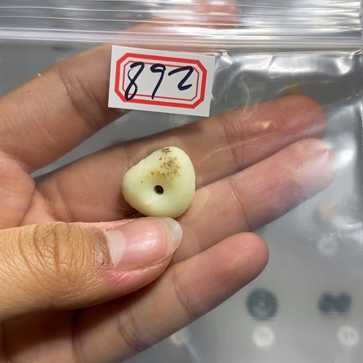 蛇纹石玉颈饰未镶嵌橘****?
