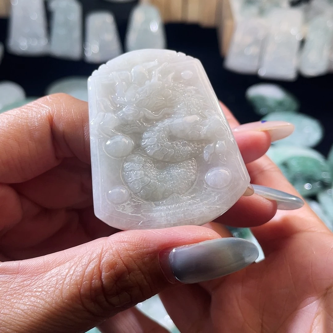 翡翠未镶嵌颈饰龙牌