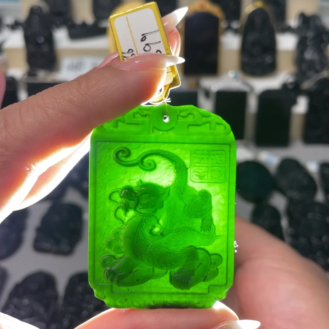 未镶嵌蛇纹石玉吊坠
