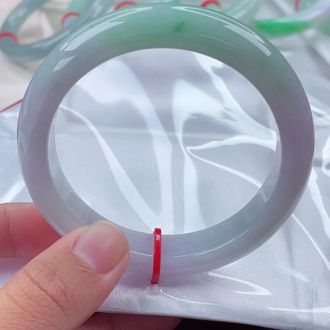 翡翠手镯未镶嵌翠**琳正圈