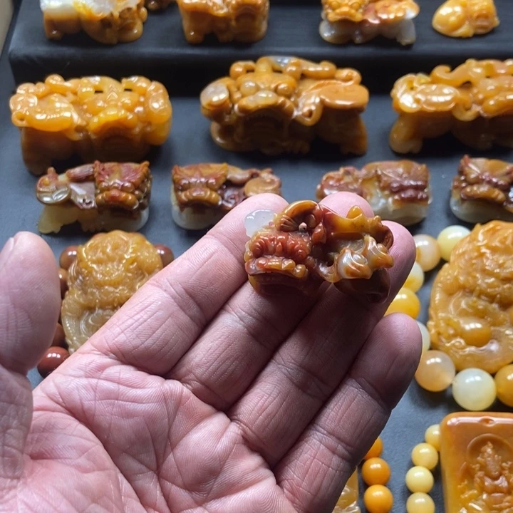 石英质玉（黄龙玉）未镶嵌颈饰