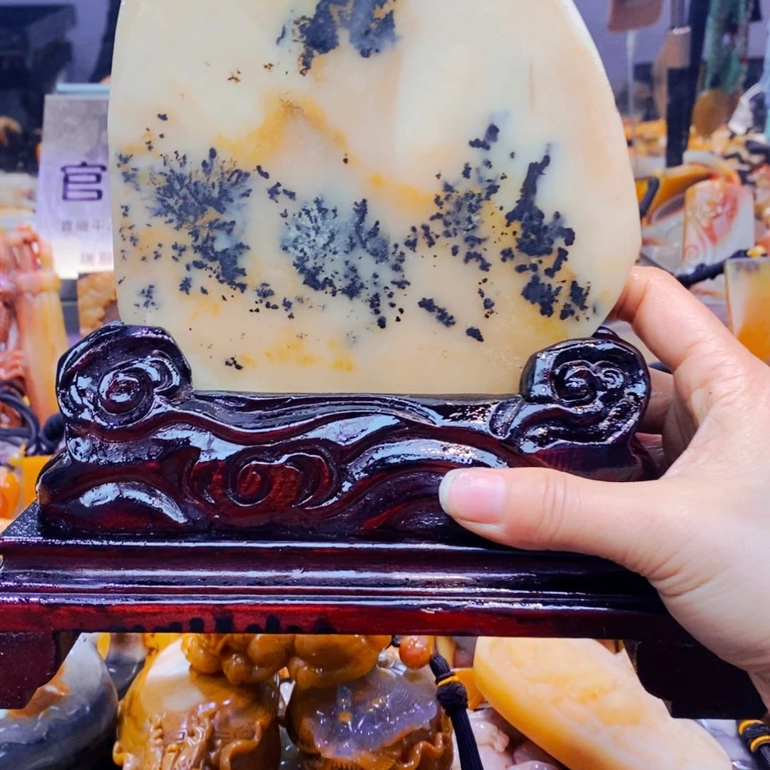 未镶嵌石英质玉（黄龙玉）颈饰