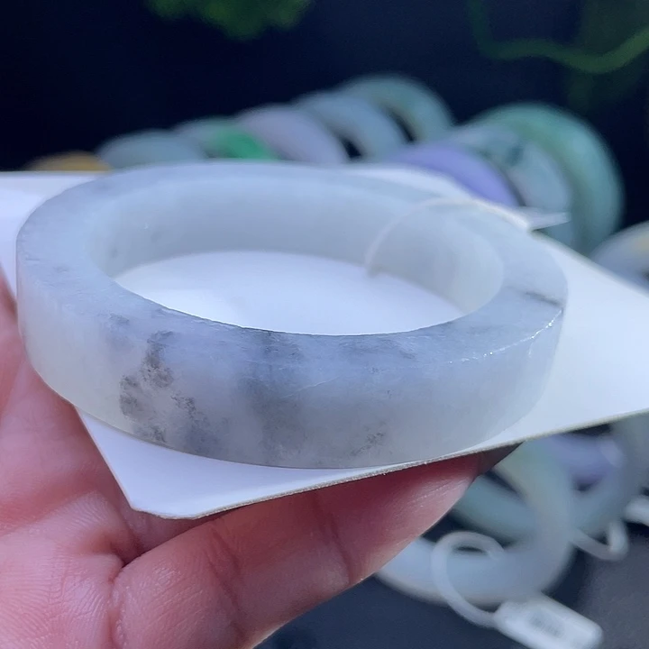 定制翡翠未镶嵌翡翠手镯