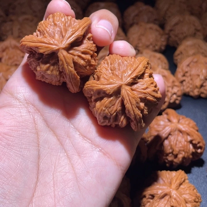 张***新桃核吊坠小妹三棱