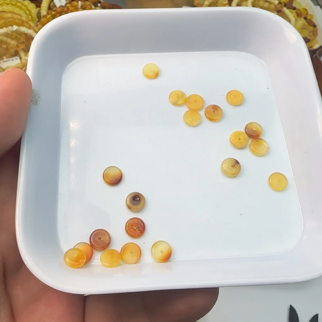 琥珀未镶嵌裸石隔片一组约20和6mm