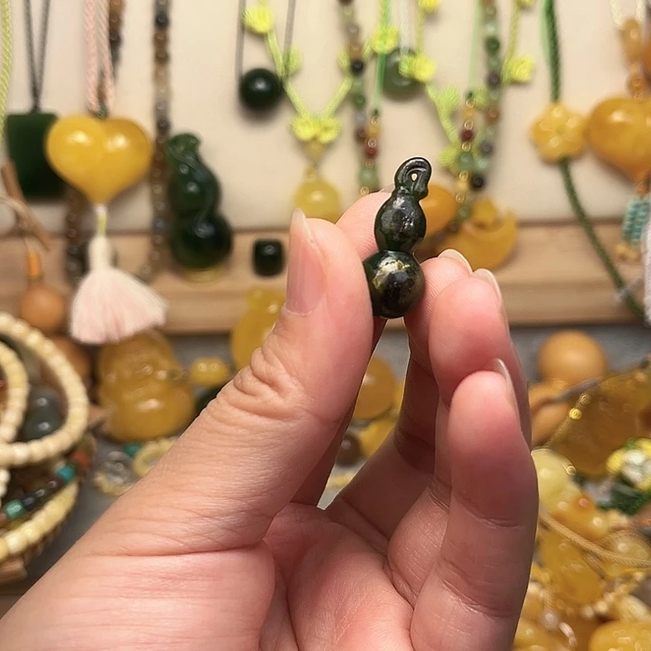 颈饰未镶嵌和田玉小**羊和田玉